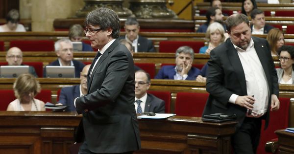 Foto: El presidente de la Generalitat, Carles Puigdemont (i), y el vicepresidente del Govern, y 'conseller' de Economía, Oriol Junqueras. (EFE)