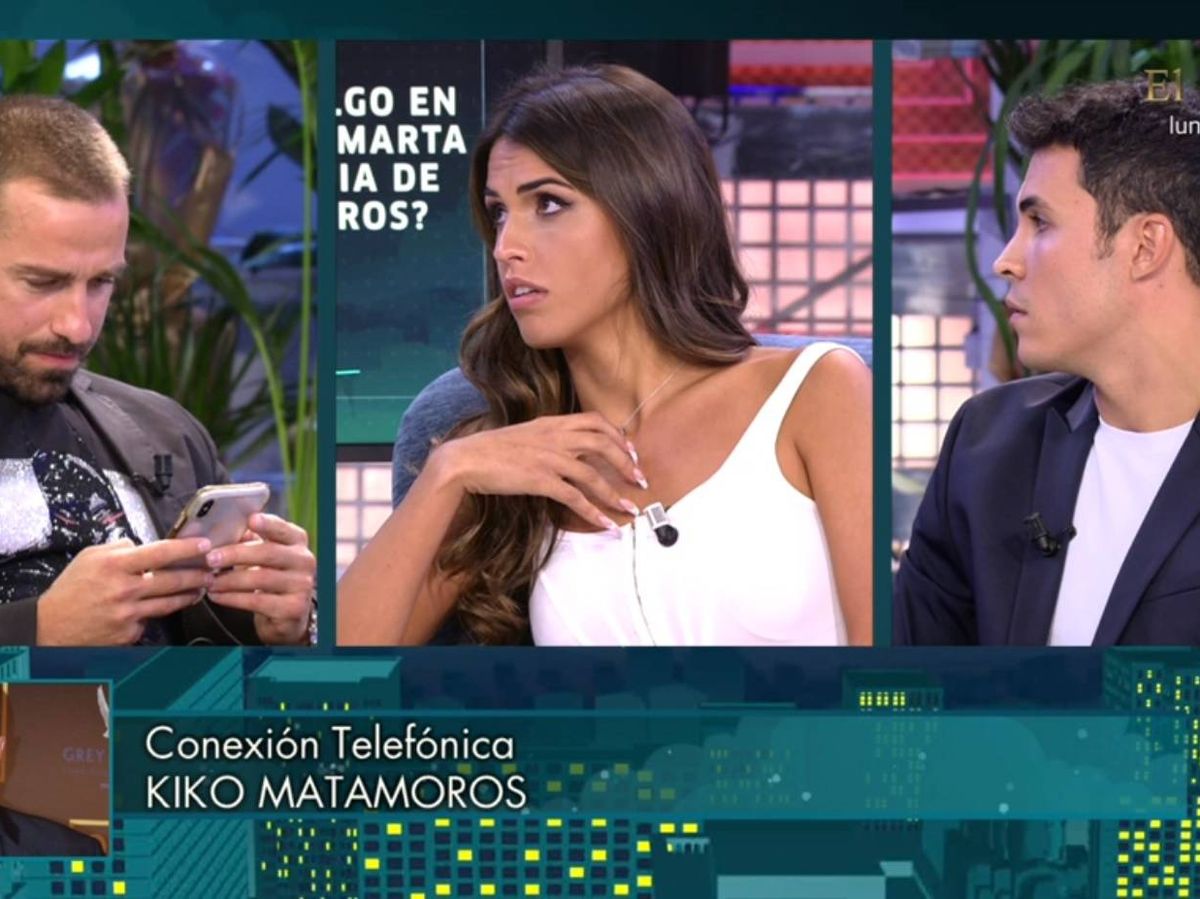 Foto: Rafa Mora, Suescun y Jiménez escuchando a Matamoros, en 'Sábado Deluxe'. (Telecinco).