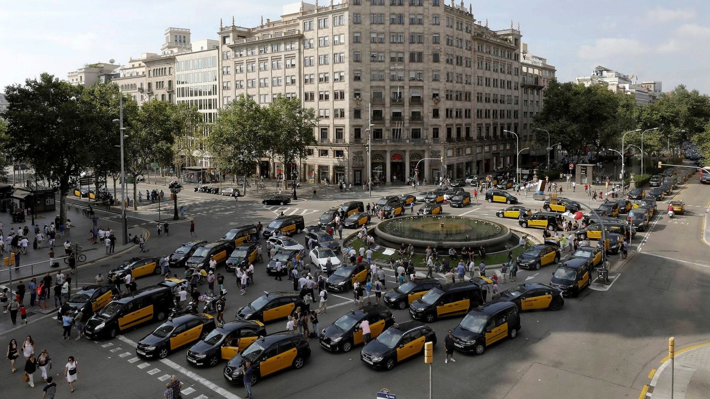 Los taxistas de Barcelona cortan la Gran Vía en protesta. (EFE)