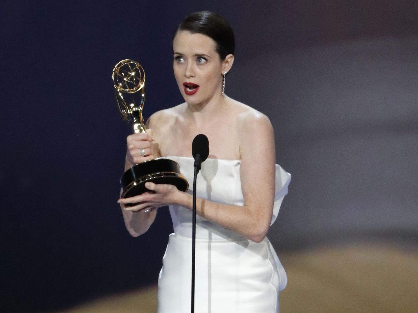 Claire Foy sostiene el Emmy a la Mejor Actriz Dramática. (Reuters)