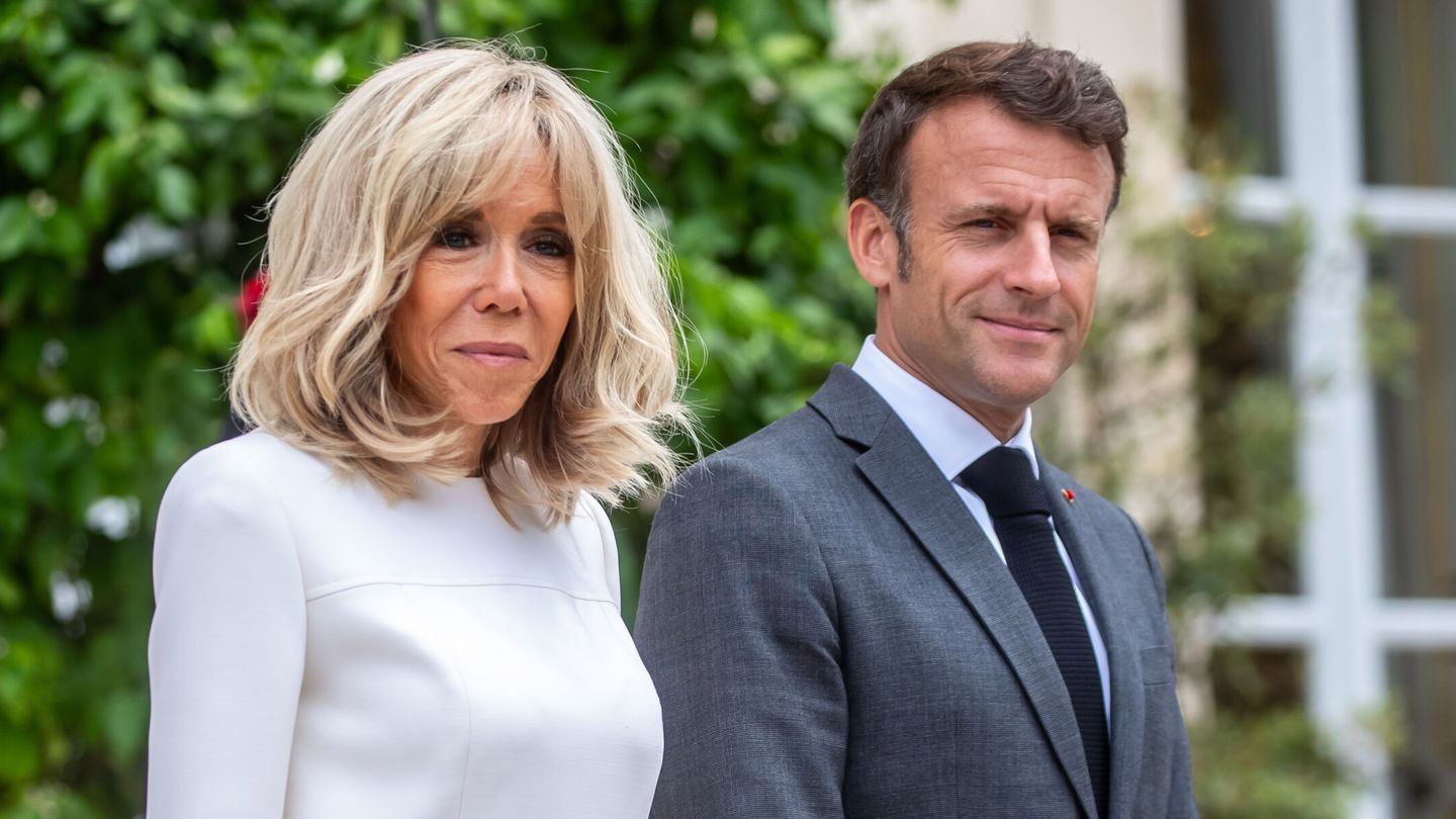 Emmanuel Macron y Brigitte Macron se conocieron cuando ella era la profesora del primer ministro, cuando tenía 15 años. (EFE/Christophe Petit Tesson) 