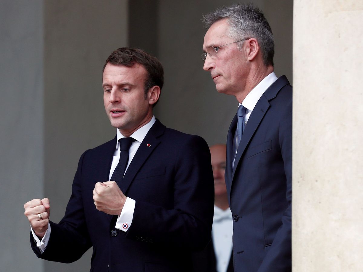 Foto: El presidente francés, Emmanuel Macron (i), junto al secretario general de la Organización para el Tratado del Atlántico Norte (OTAN), Jens Stoltenberg. (EFE)