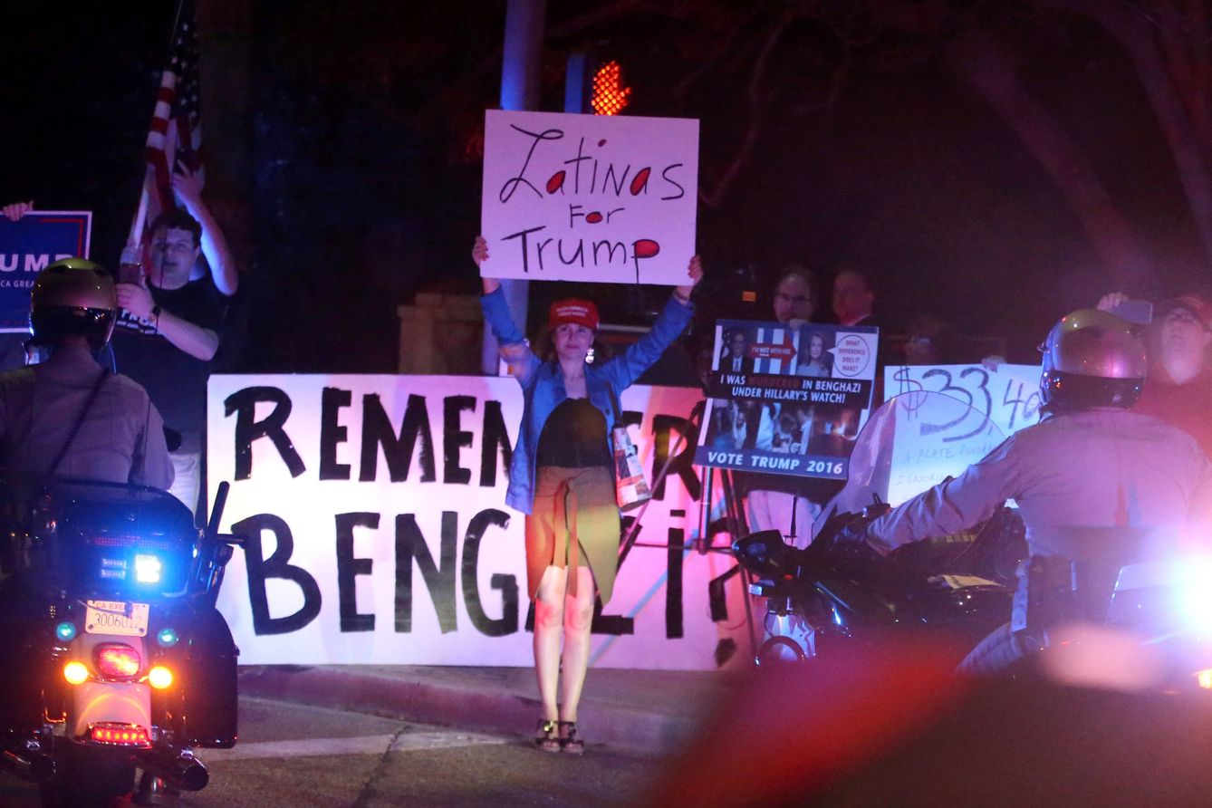 Manifestantes a favor de Donald Trump protestan antes de un acto de campaña de Clinton en Los Ángeles, el 13 de octubre de 2016 (Reuters).