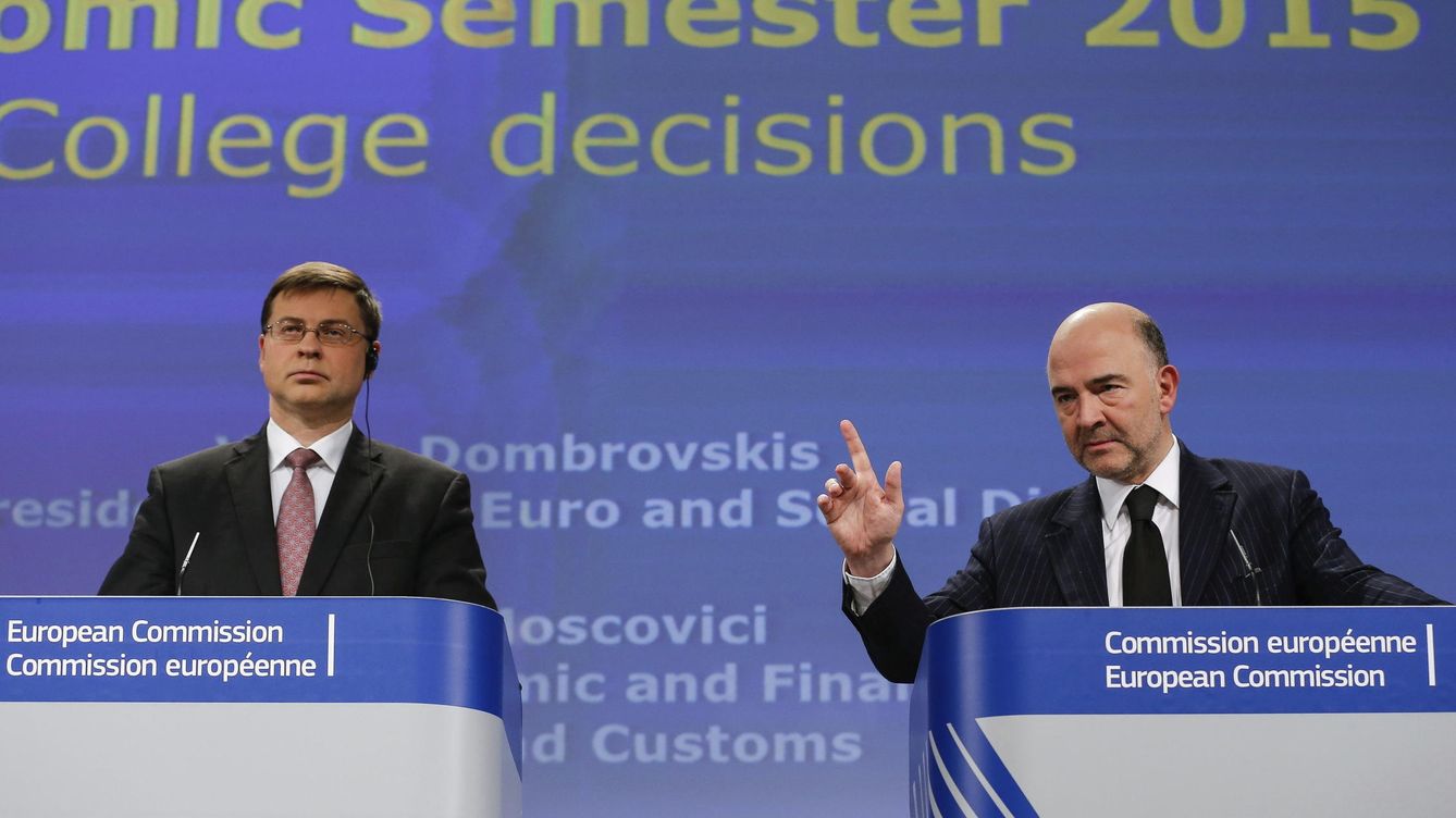 Foto: El vicepresidente de la CE para el Euro, Valdis Dombrovskis (i), y el comisario europeo de Asuntos Económicos, Pierre Moscovici, durante una rueda de prensa conjunta que han ofrecido este miércoles