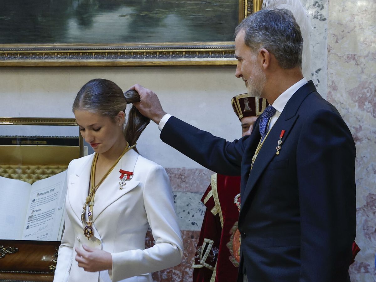 Foto: El Rey coloca la coleta de la princesa Leonor tras recibir las medallas del Congreso y Senado. (EFE/Chema Moya)