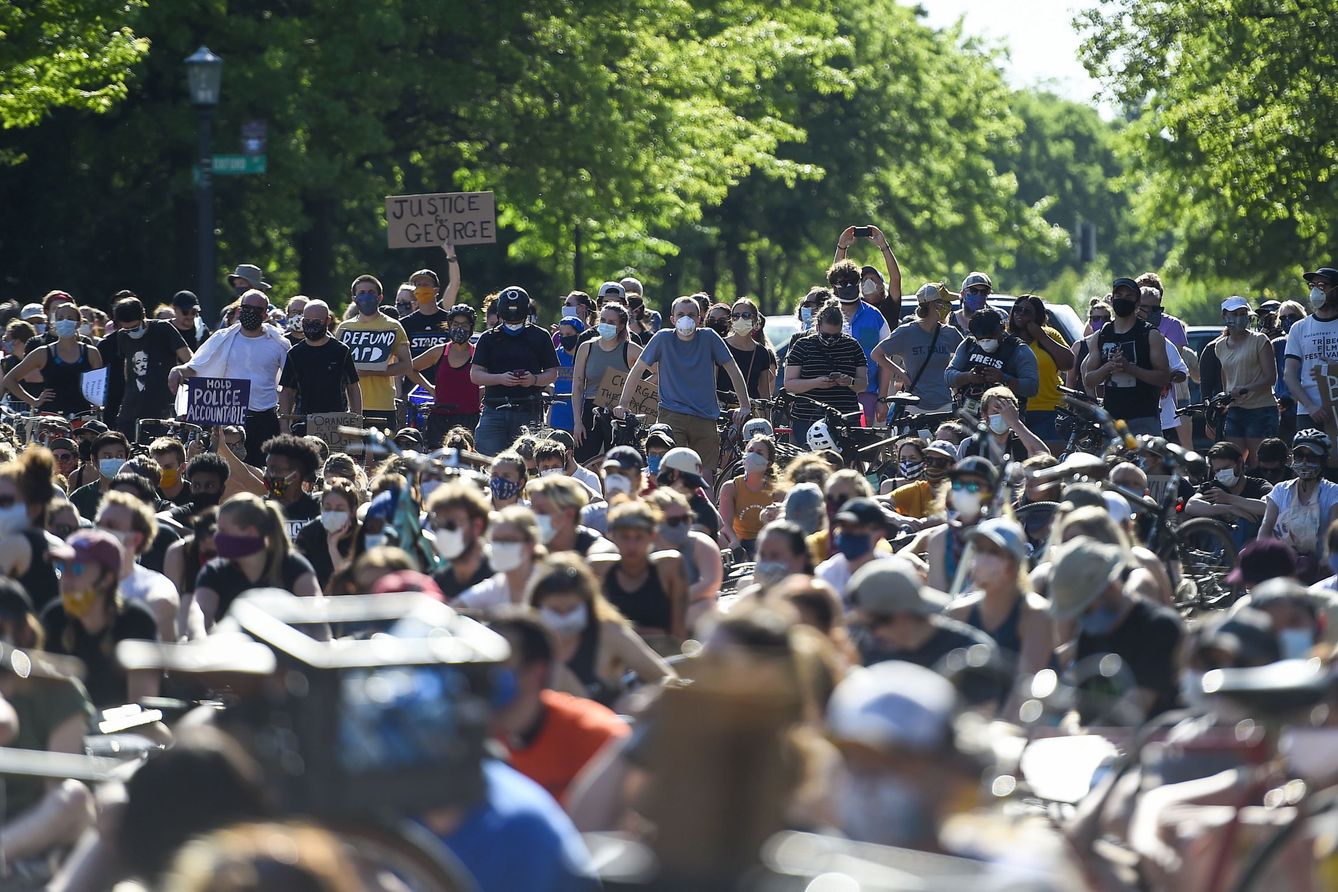 Decenas de personas en una manifestación en Estados Unidos por la muerte de George Floyd. (Reuters)