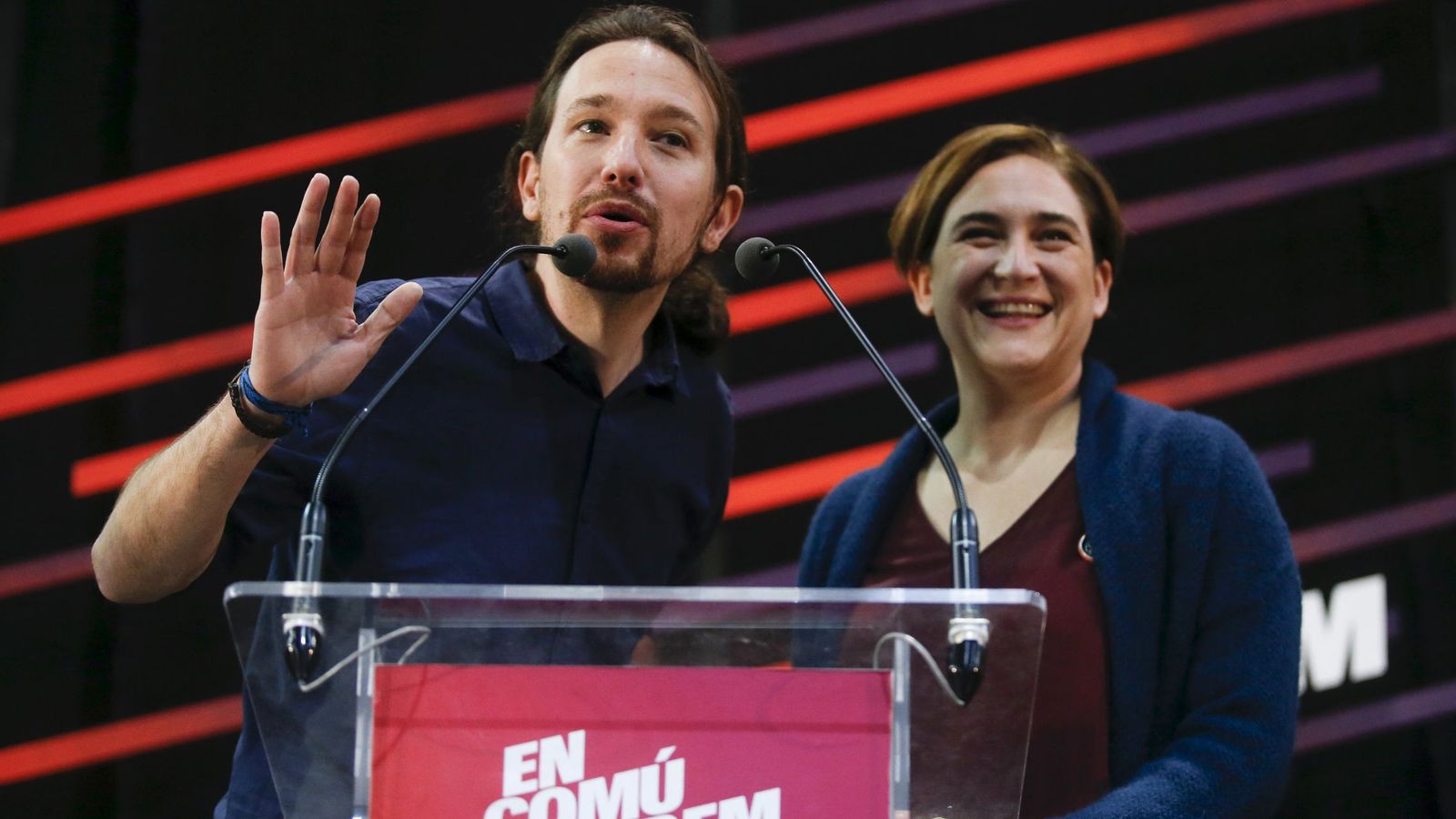 Foto: El líder de Podemos, Pablo Iglesias (i) junto a la alcaldesa de Barcelona, Ada Colau. (EFE)