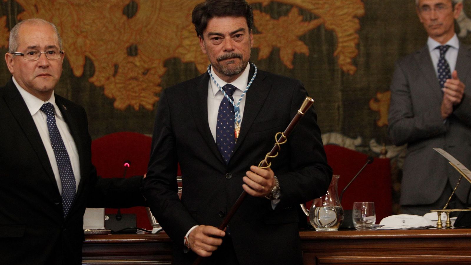 Foto: Luis Barcala, con la vara de mando de alcalde de Alicante. (EFE)