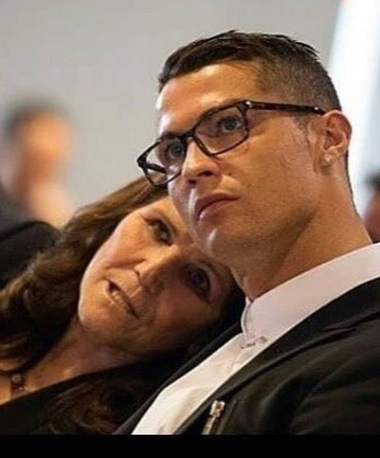 Foto:  Cristiano Ronaldo, con su madre. (Instagram)
