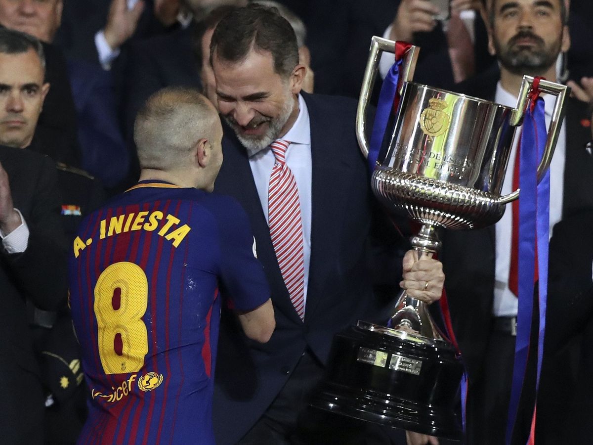 Foto: Felipe VI entrega el trofeo de la Copa del Rey al centrocampista del FC Barcelona, Andrés Iniesta, en una imagen de archivo. (EFE)