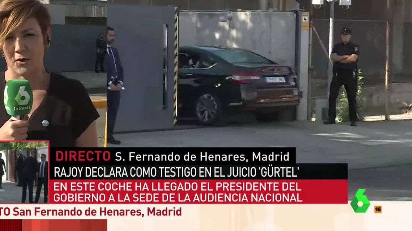 Foto: Cristina Pardo, a las puertas de la Audiencia Nacional cubriendo la declaración de Rajoy.