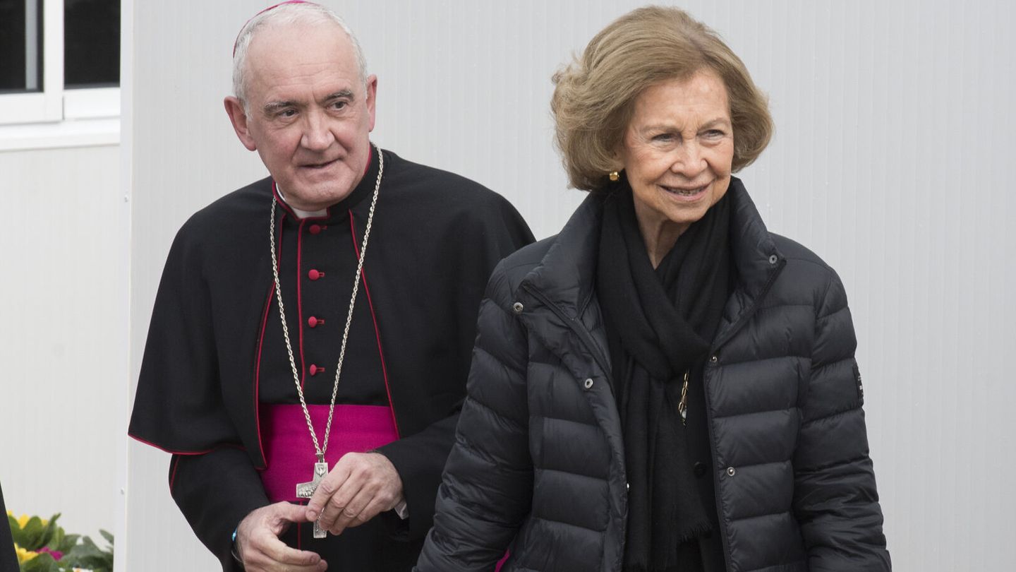 La reina Sofía, de luto la semana pasada  con el obispo de la diócesis de Barbastro-Monzón. (EFE/Javier Blasco) 