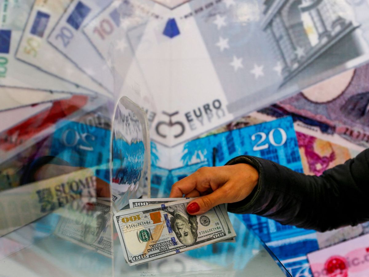Foto: Turista intercambiando billetes de dólar. (Reuters/Cagla Gurdogan)