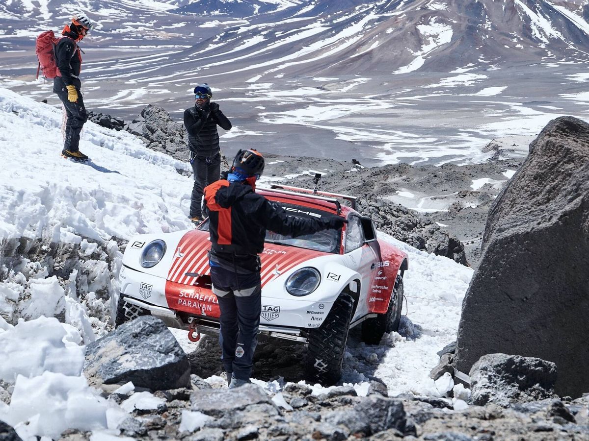 Foto: Tramo final del ascenso, junto a la cumbre del volcán. (Porsche)