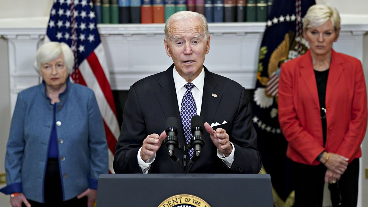 Biden propone impuestos al exceso de beneficios de las petroleras por la guerra de Ucrania