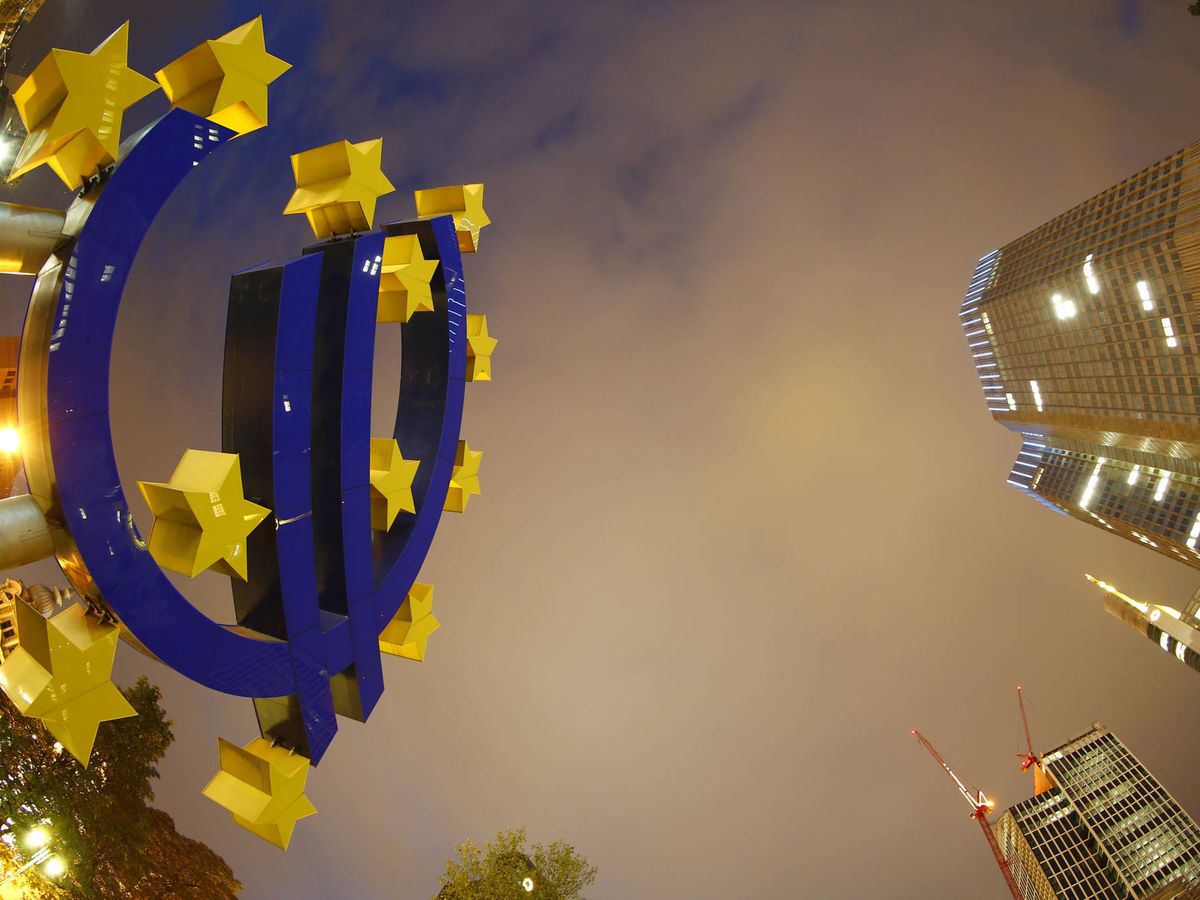 Foto: El símbolo del euro en la sede del Banco Central Europeo, en Fráncfort. (Reuters)