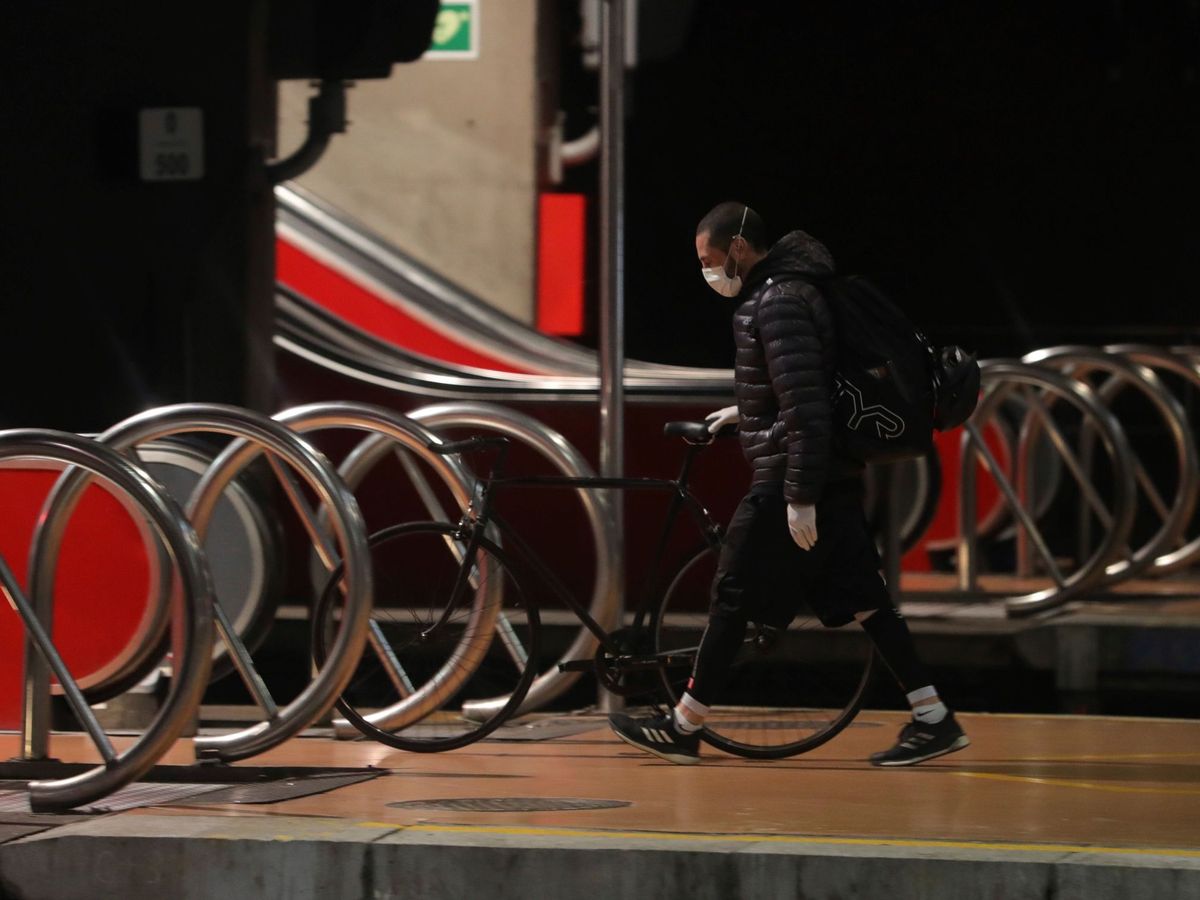 Foto: Un hombre se dispone a subir las escaleras en la estación de Atocha, en Madrid. (EFE)