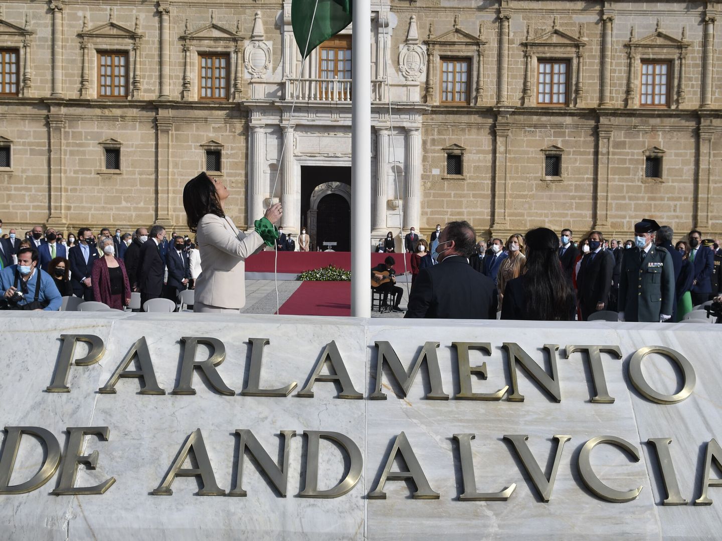 Izado de la bandera de Andalucía en el Parlamento regional el pasado 28-F. (EFE)