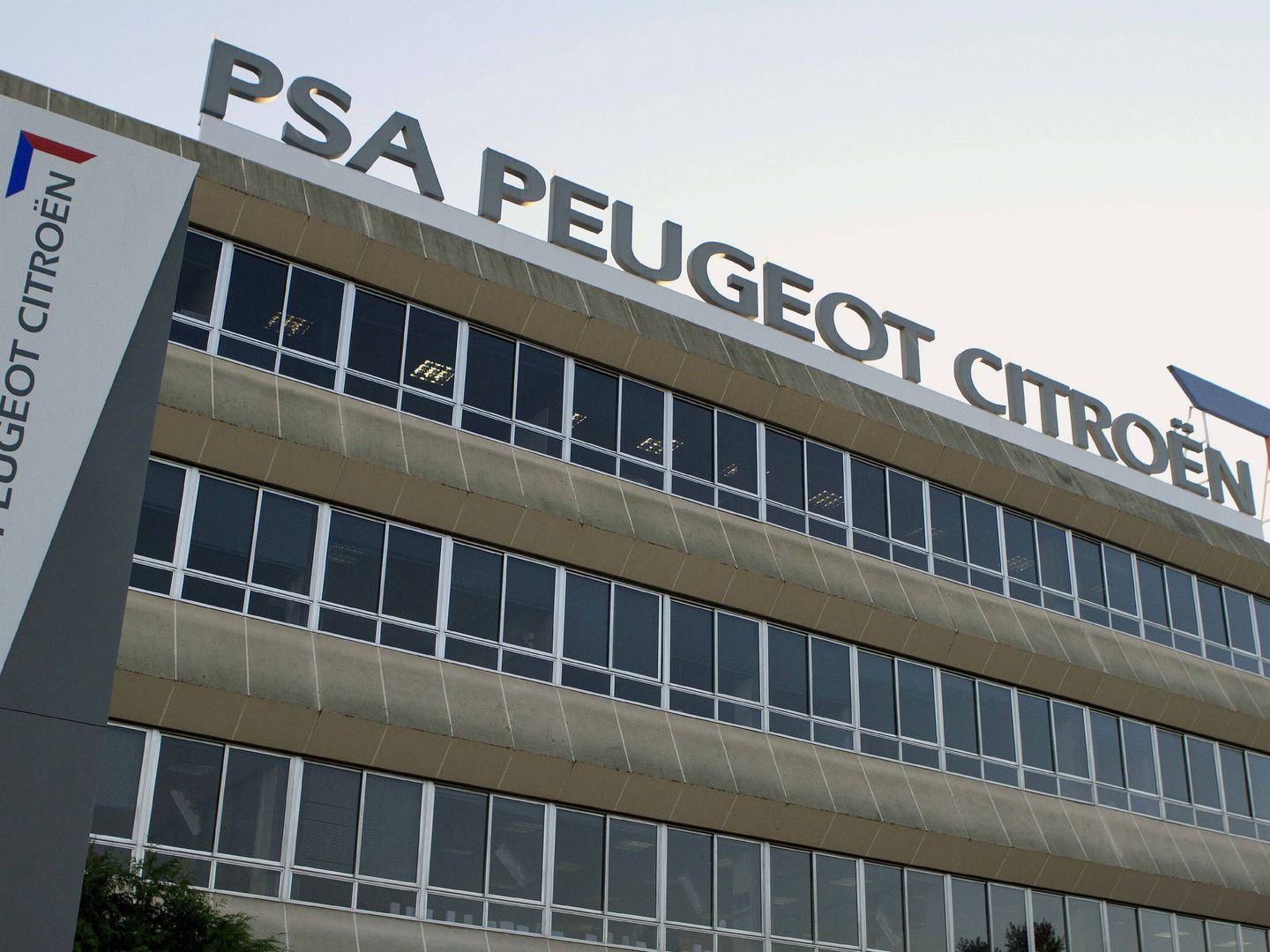 Vista de la planta de PSA Peugeot Citroën en Vigo. (EFE)