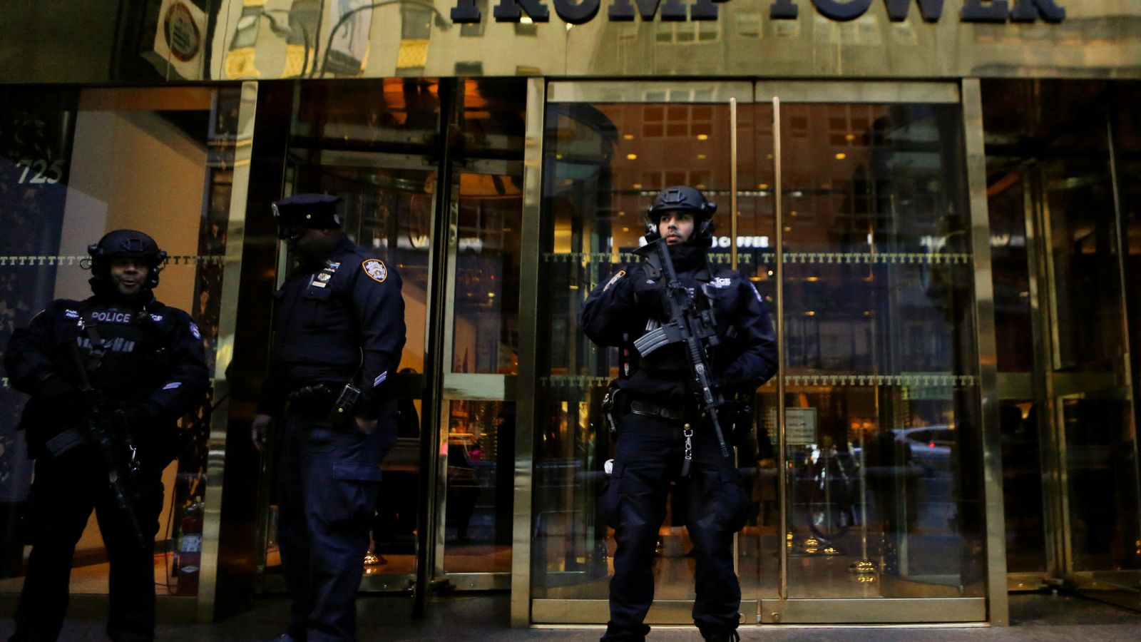 Foto: Agentes del Servicio Secreto montan guardia frente a la Torre Trump en Nueva York, en noviembre de 2016. (Reuters)