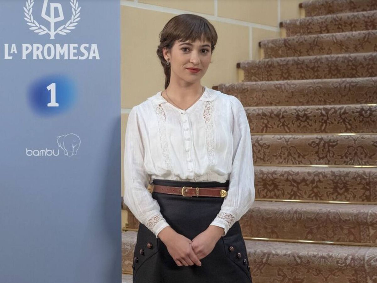 Foto: La actriz Carmen Asecas, en una imagen promocional de 'La Promesa'. (RTVE)