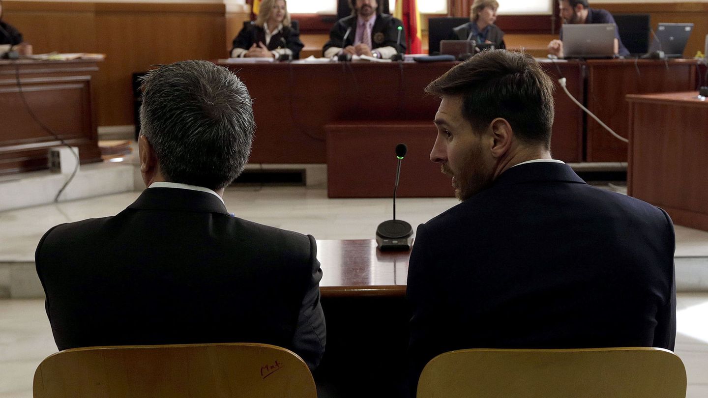 Lionel Messi y su padre, Jorge Horacio Messi (i), en la sala de la Audiencia de Barcelona. (EFE)