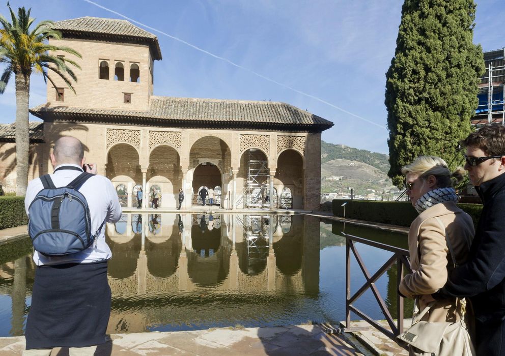 Foto: Un grupo de turistas visitando La Alhambra de Granada (Efe) 