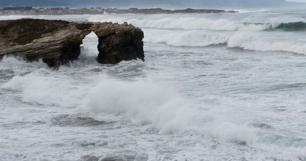 Foto: Imagen de archivo del temporal en la playa de las Catedrales. (EFE)