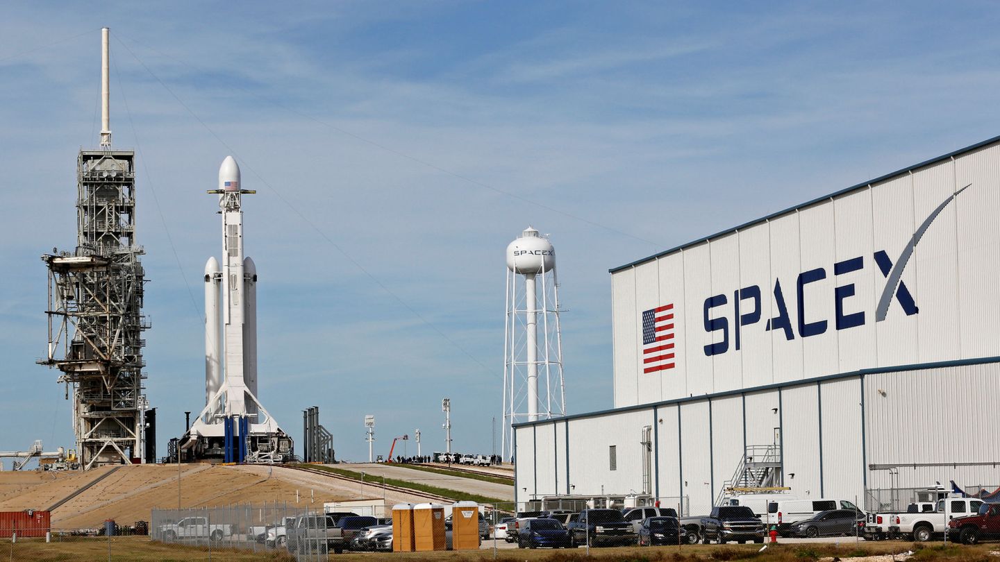 El cohete Falcon Heavy en la histórica plataforma de lanzamiento 39A (foto: Reuters)