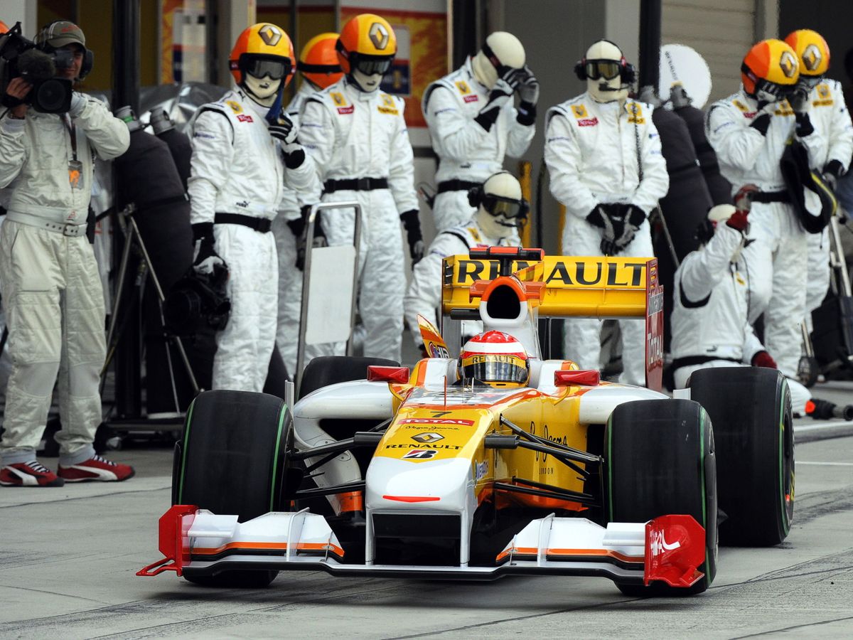 Foto: Fernando Alonso dejó Renault a finales de 2009 y vuelve una década más tarde, con 40 años. (EFE)