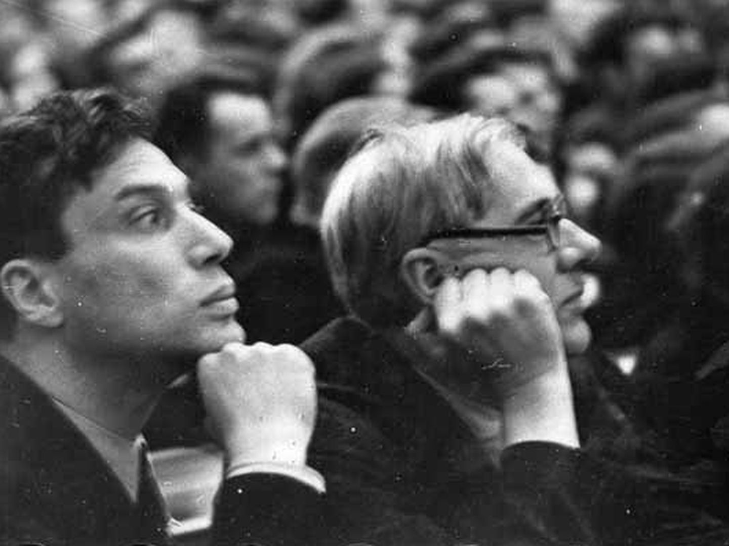 El escritor Borís Pasternak, a la izquierda