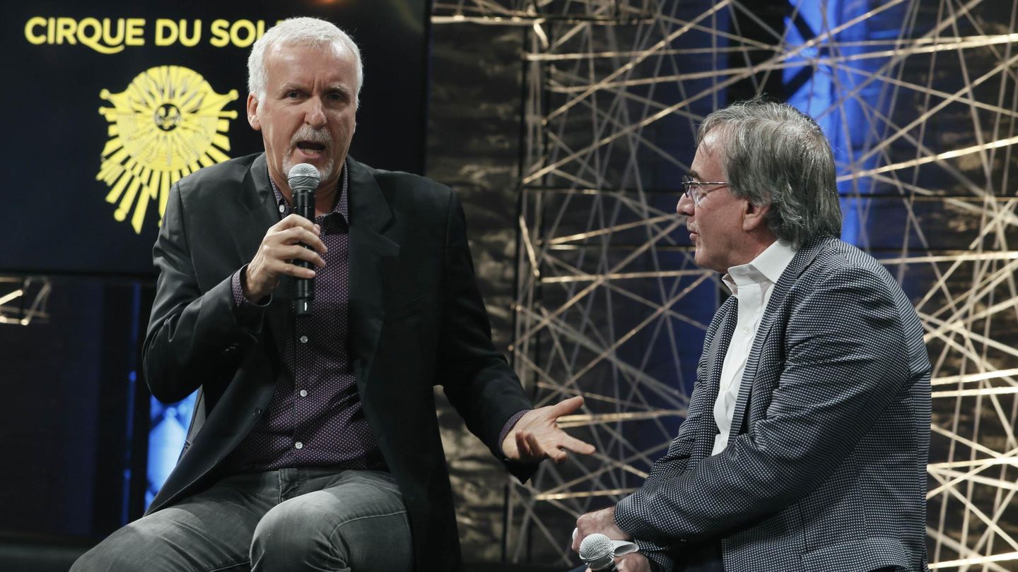 El presidente del Circo del Sol, Daniel Lamarre, a la derecha, conversa con el director de cine James Cameron. (EFE)