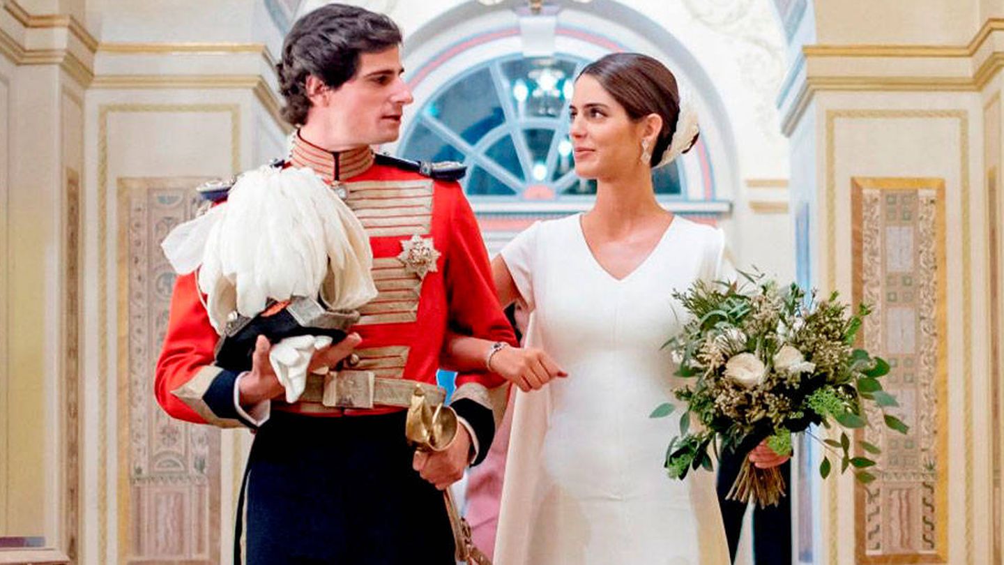 Los duques de Huéscar, el día de su boda en el Palacio de Liria. (EFE)