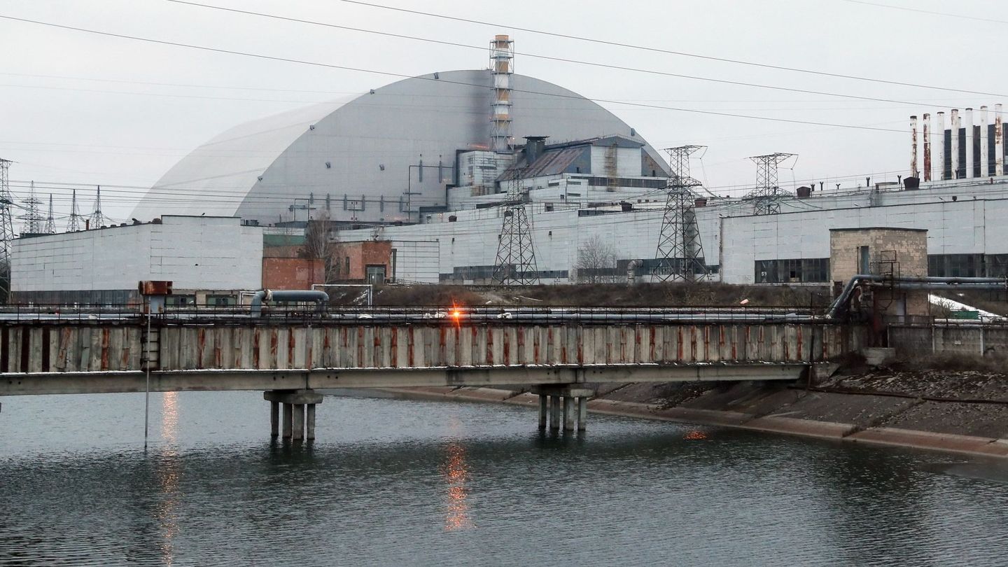 Sarcófago sobre los restos de la Unidad 4 del reactor nuclear en la central de Chernóbil. (EFE)