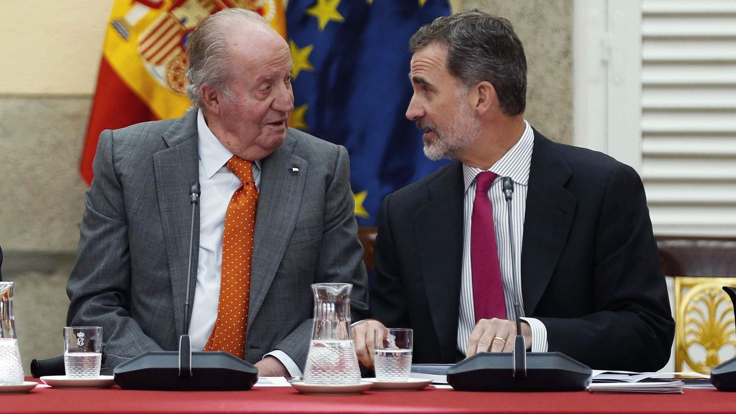 Felipe VI, junto a su padre, don Juan Carlos. (EFE)