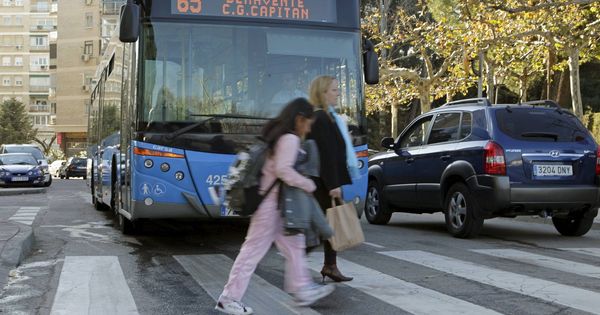 Foto: Imagen de archivo de un autobús de Madrid. (EFE)