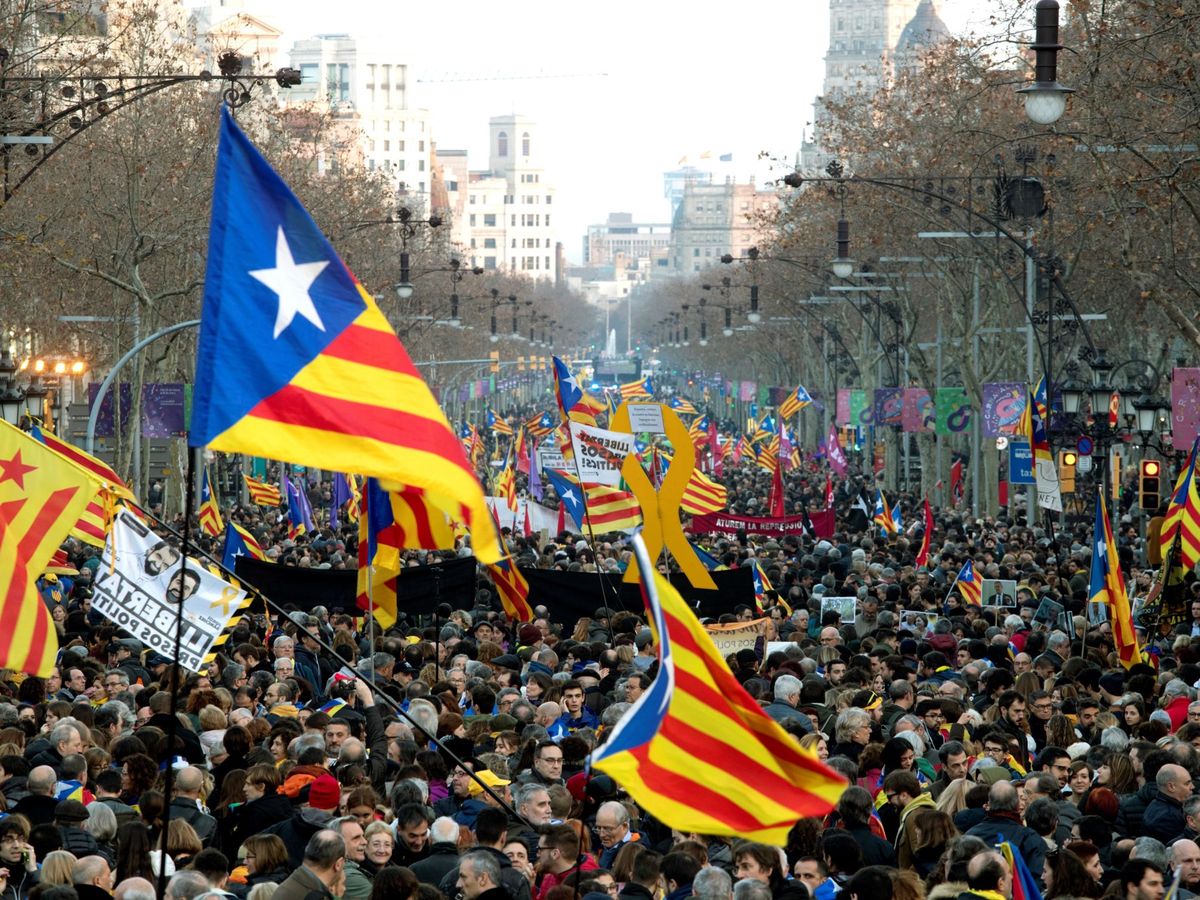 Foto: Miles de personas se manifiestan en Barcelona contra el juicio del 'procés' el pasado febrero. (EFE)