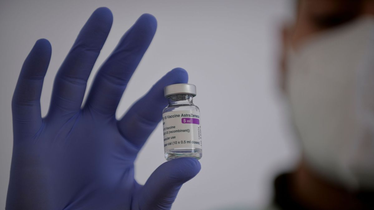 España suspende durante 15 días la administración de la vacuna de AstraZeneca