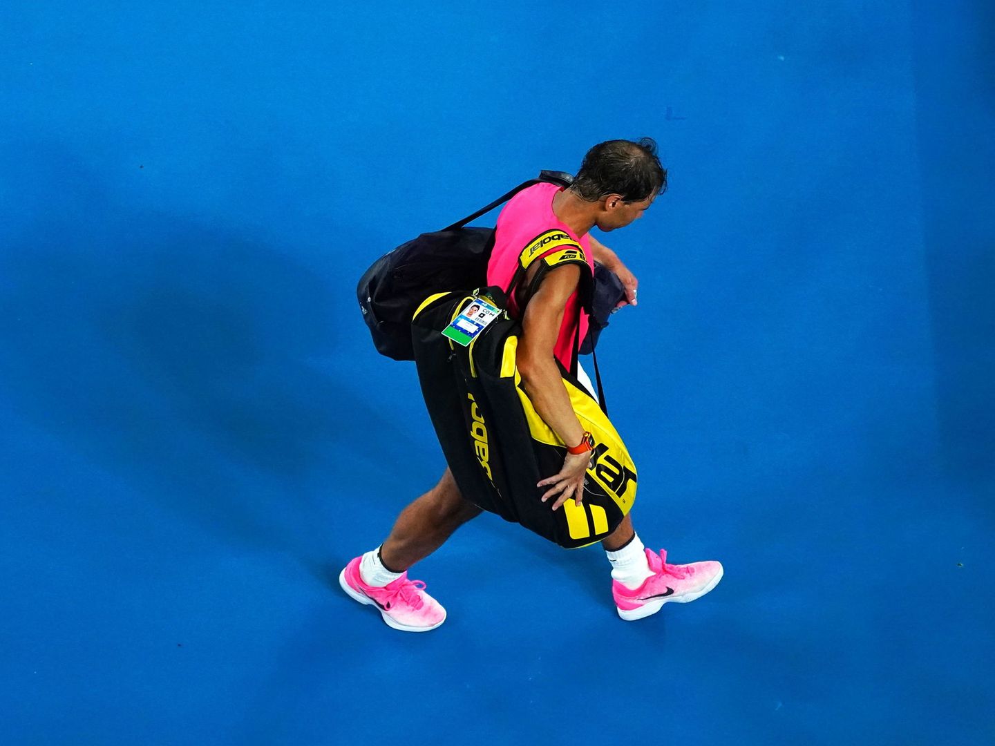 Rafa Ndal se retira a vestuarios tras caer eliminado del Open de Australia. (EFE)