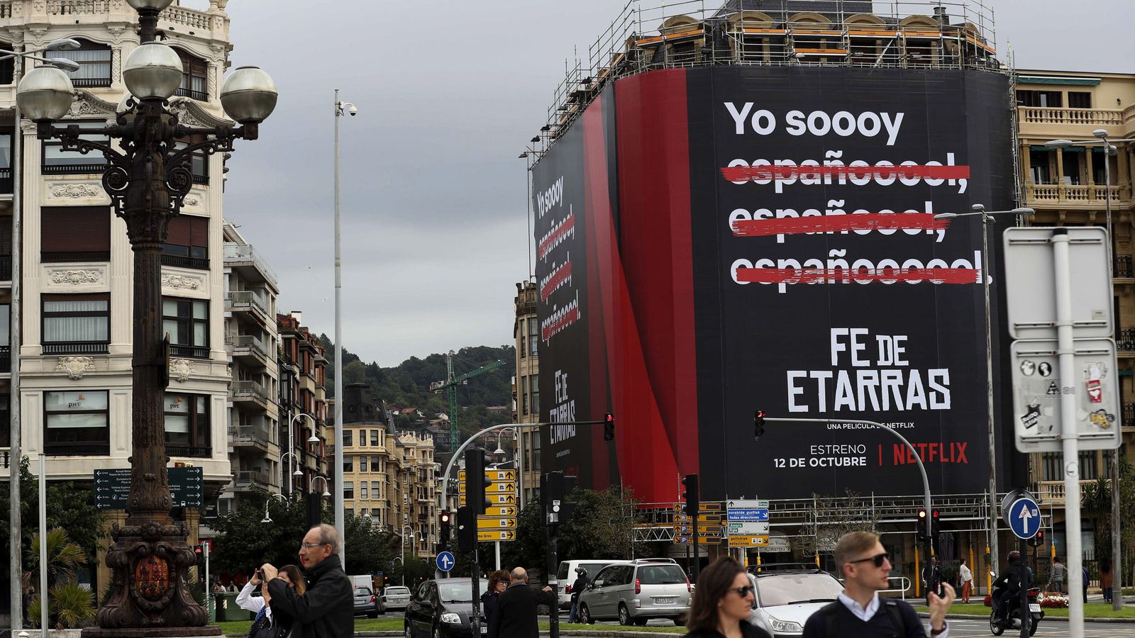 Foto: Cartel de 'Fe de etarras' en San Sebastián (EFE)