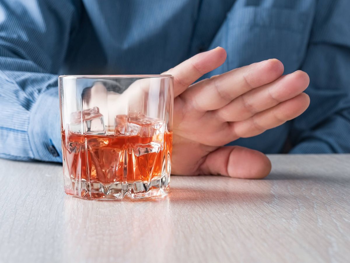 Esta es la mejor manera para dejar de beber alcohol, según los expertos