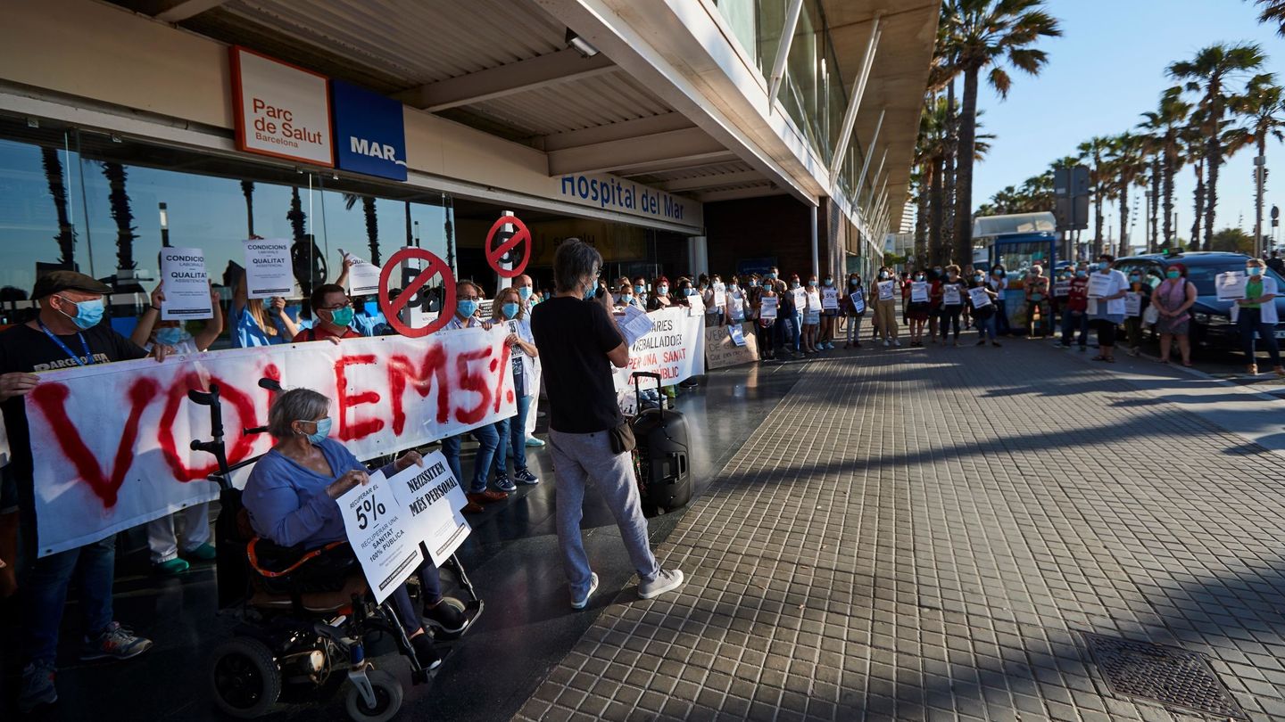 Profesionales sanitarios convocados por Sanitarios en Lucha, concentrados ante el Hospital del Mar de Barcelona en defensa de sus derechos como trabajadores y usuarios. (EFE)