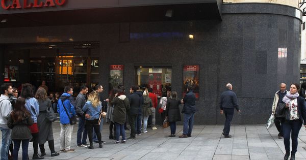 Foto: Colas a la entrada del cine en Madrid (Efe)