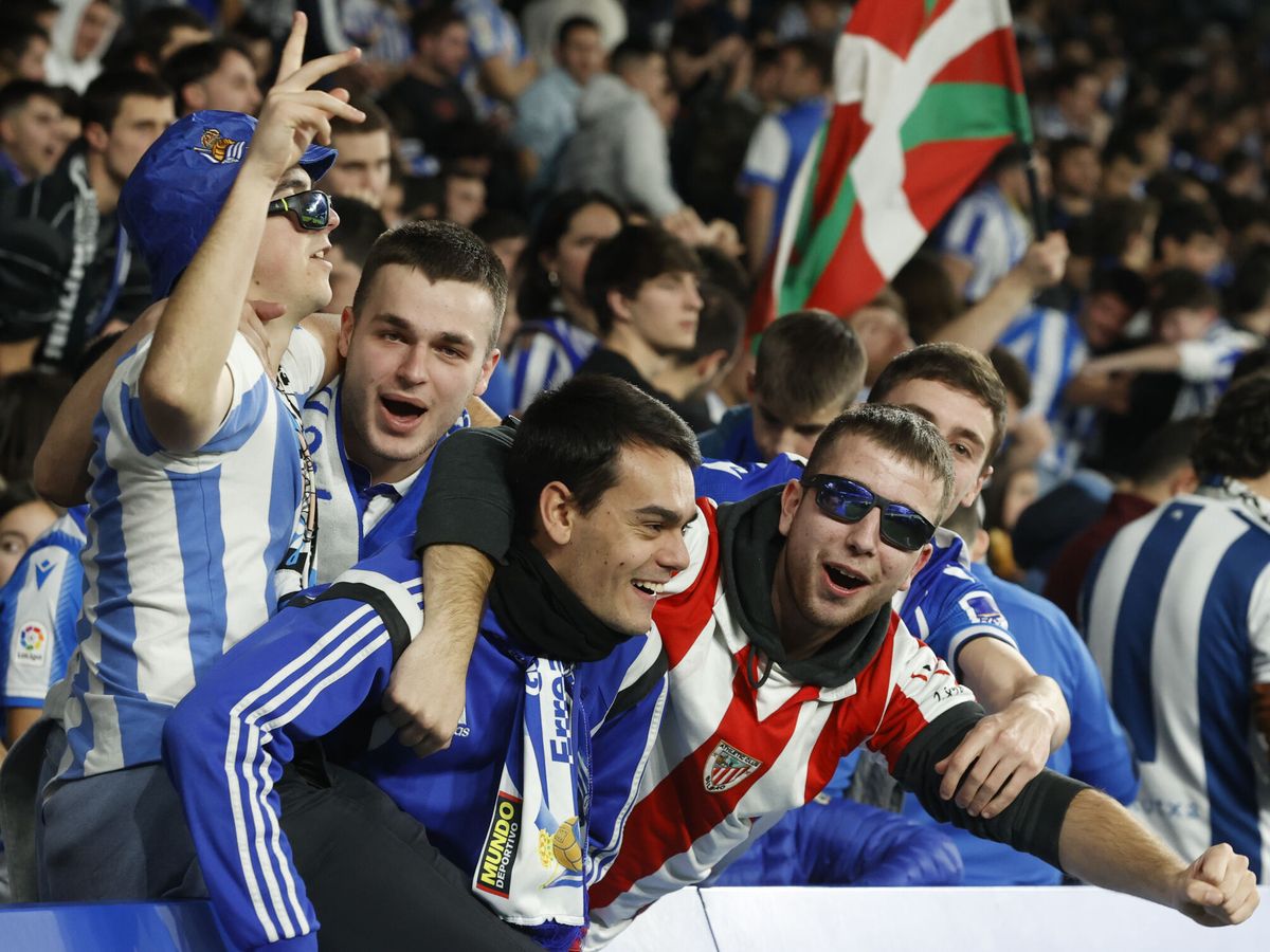 Foto: Aficionados de la Real Sociedad y el Athletic, en una imagen de archivo. (EFE/Javier Etxezarreta)