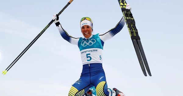 Foto: La sueca Charlotte Kalla celebra su medalla de oro. (Reuters)