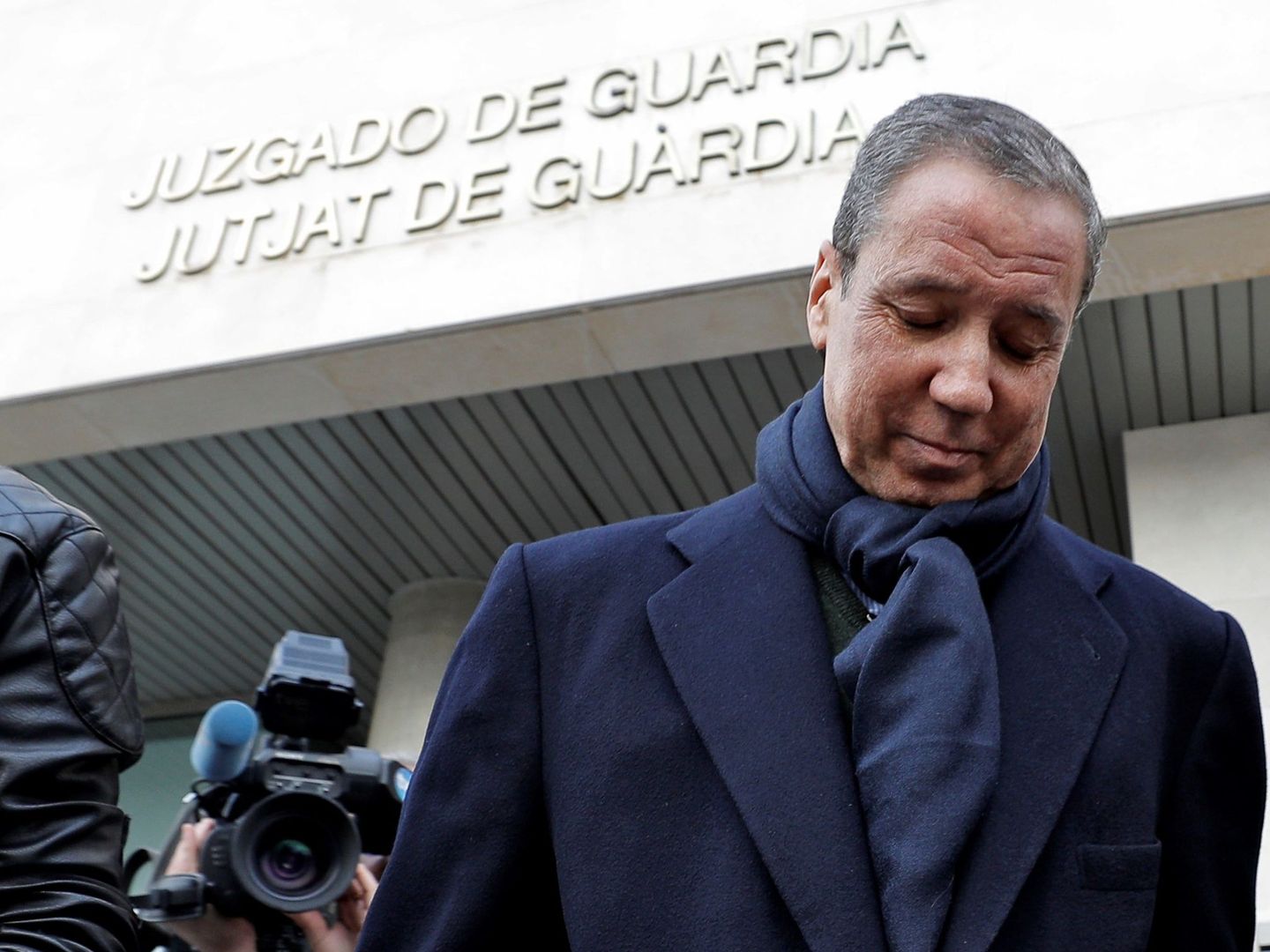 Zaplana sale del juzgado de guardia de Valencia tras firmar para conservar su libertad provisional.(EFE)