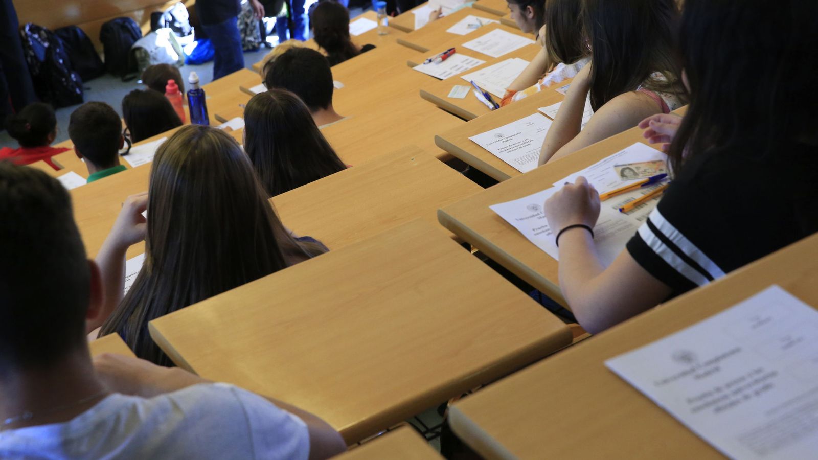 Foto: Varios estudiantes, durante la prueba de acceso a la Universidad (PAU). (EFE)