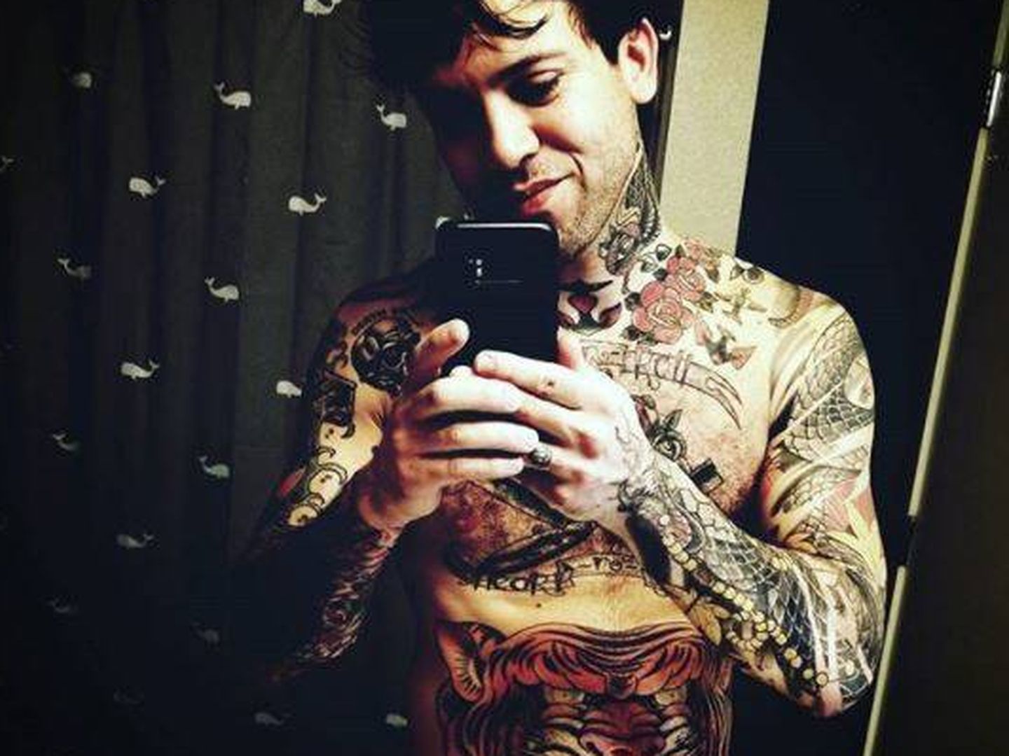 Aaron Thompson y su pecho tatuado en una foto de su Instagram.