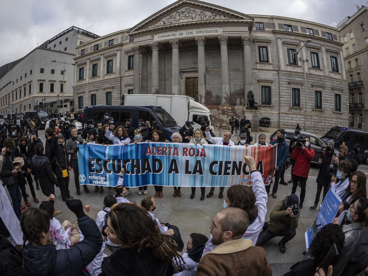 Foto: Protesta de Scientist Rebellion ante el Congreso (EFE/R.Jiménez)