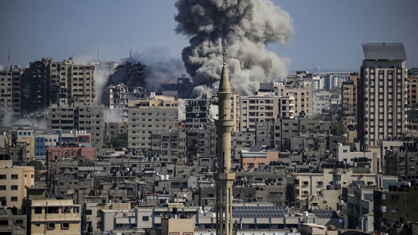 Foto: El humo se eleva entre los edificios tras los ataques israelíes en Gaza (EFE / MOHAMMED SABER) 